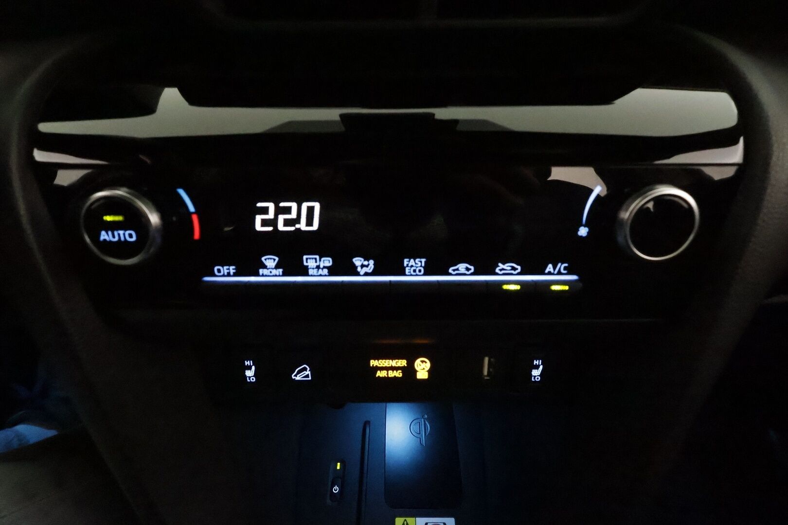Toyota Yaris Cross 2022 1,5 Hybrid AWD-i Intense *ACC / P.kamera / Navi / LED / KeylessGo / Apple&Android* - Suomi-auto / Kahdet renkaat aluvanteilla / Merkkihuollettu