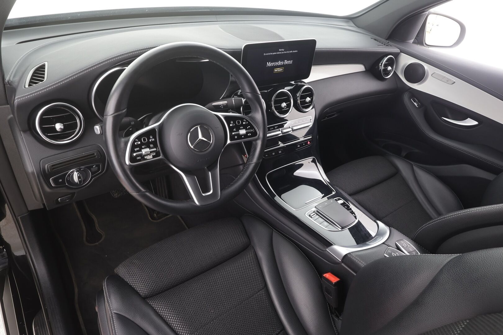 Mercedes-Benz GLC 2022 300 e 4MATIC A Business Coupé - | Koukku | Digimittaristo | Sporttipenkit | Puolinahat | P.kamera | Ambient | LED | Apple & Android | 2x renkaat aluin | 1-om suomiauto | ALV | 