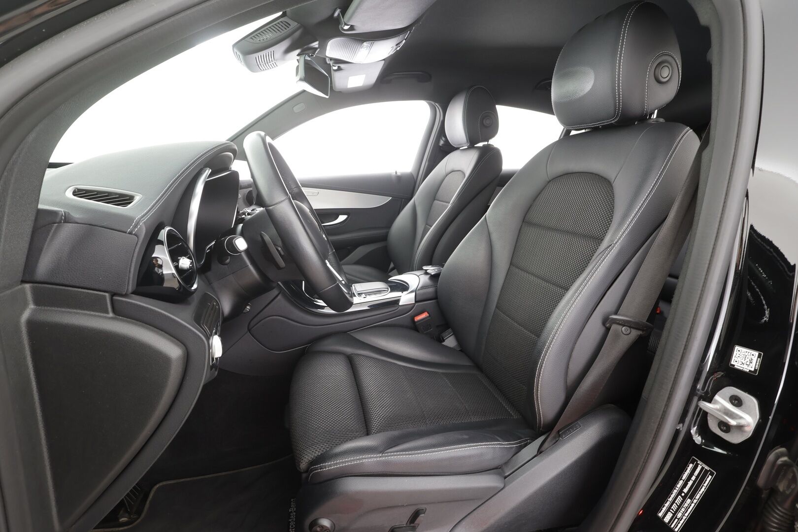Mercedes-Benz GLC 2022 300 e 4MATIC A Business Coupé - | Koukku | Digimittaristo | Sporttipenkit | Puolinahat | P.kamera | Ambient | LED | Apple & Android | 2x renkaat aluin | 1-om suomiauto | ALV | 