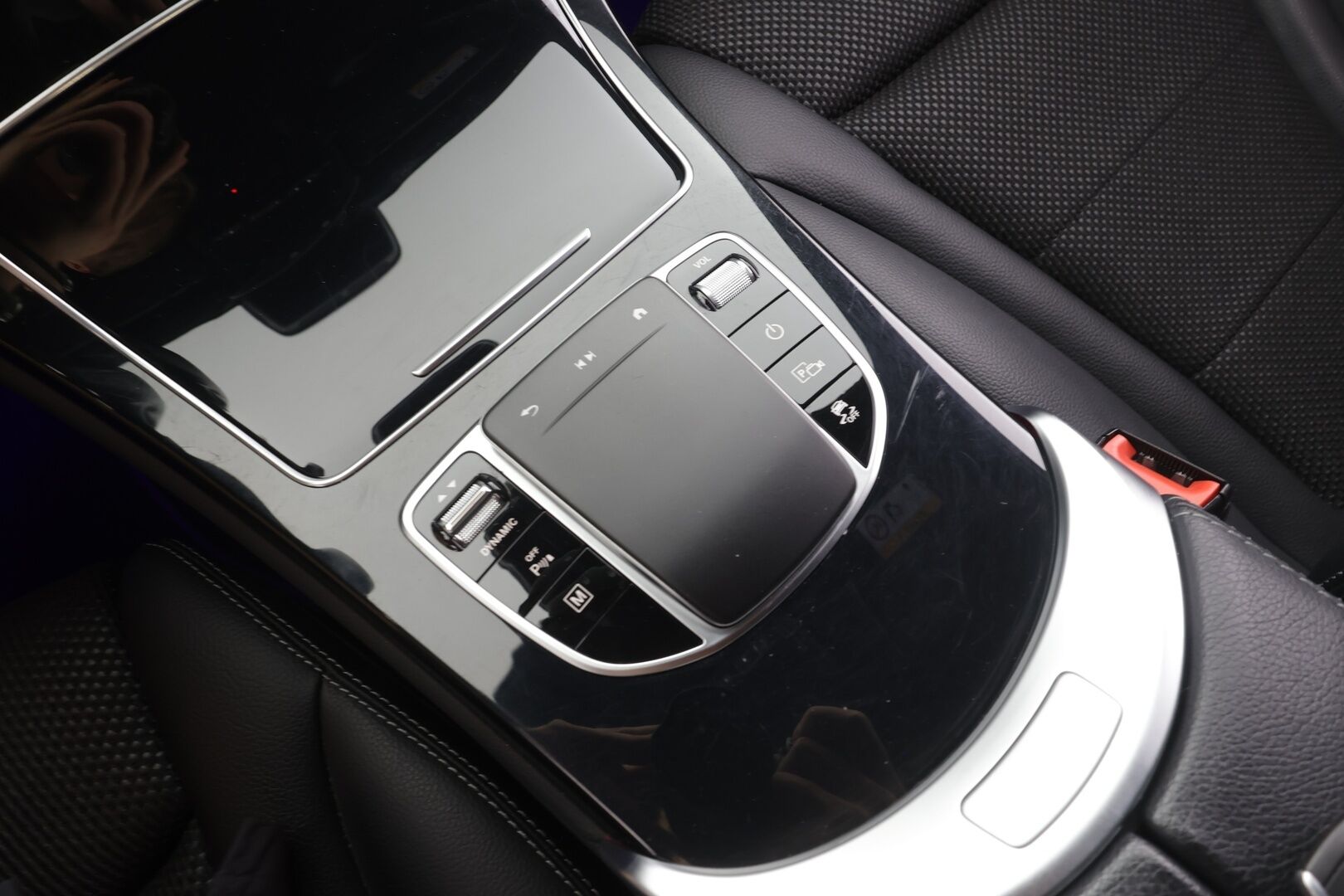 Mercedes-Benz GLC 2022 300 e 4MATIC A Business Coupé - | Koukku | Digimittaristo | Sporttipenkit | Puolinahat | P.kamera | Ambient | LED | Apple & Android | 2x renkaat aluin | 1-om suomiauto | ALV | 