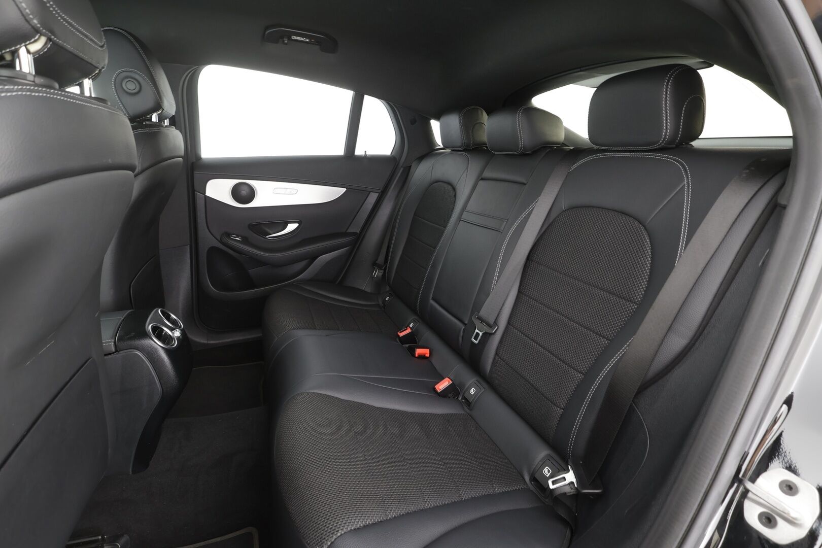 Mercedes-Benz GLC 2022 300 e 4MATIC A Business Coupé - | Koukku | Digimittaristo | Sporttipenkit | Puolinahat | P.kamera | Ambient | LED | Apple & Android | 2x renkaat aluin | 1-om suomiauto | ALV | 