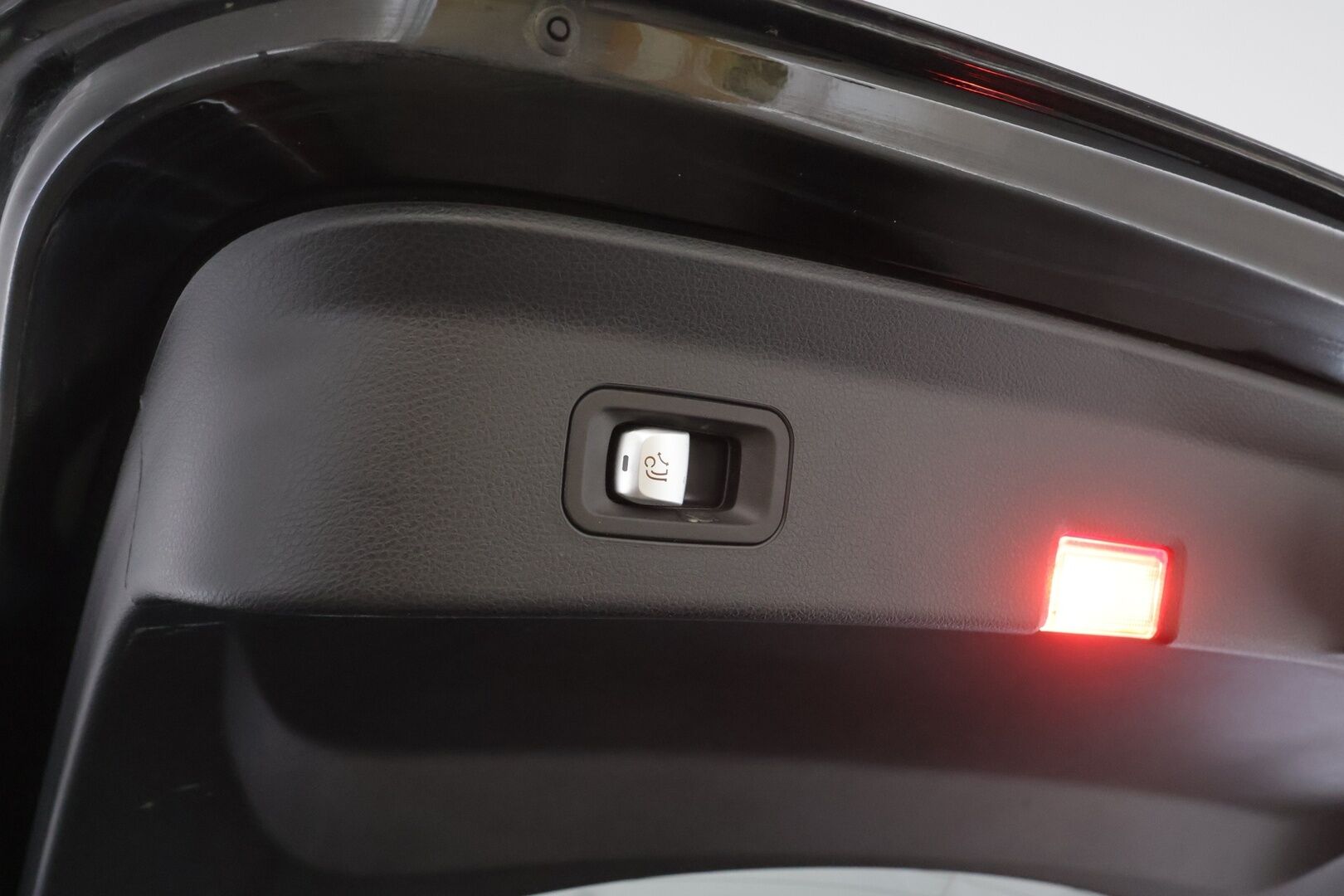 Mercedes-Benz GLC 2022 300 e 4MATIC A Business Coupé - | Koukku | Digimittaristo | Sporttipenkit | Puolinahat | P.kamera | Ambient | LED | Apple & Android | 2x renkaat aluin | 1-om suomiauto | ALV | 