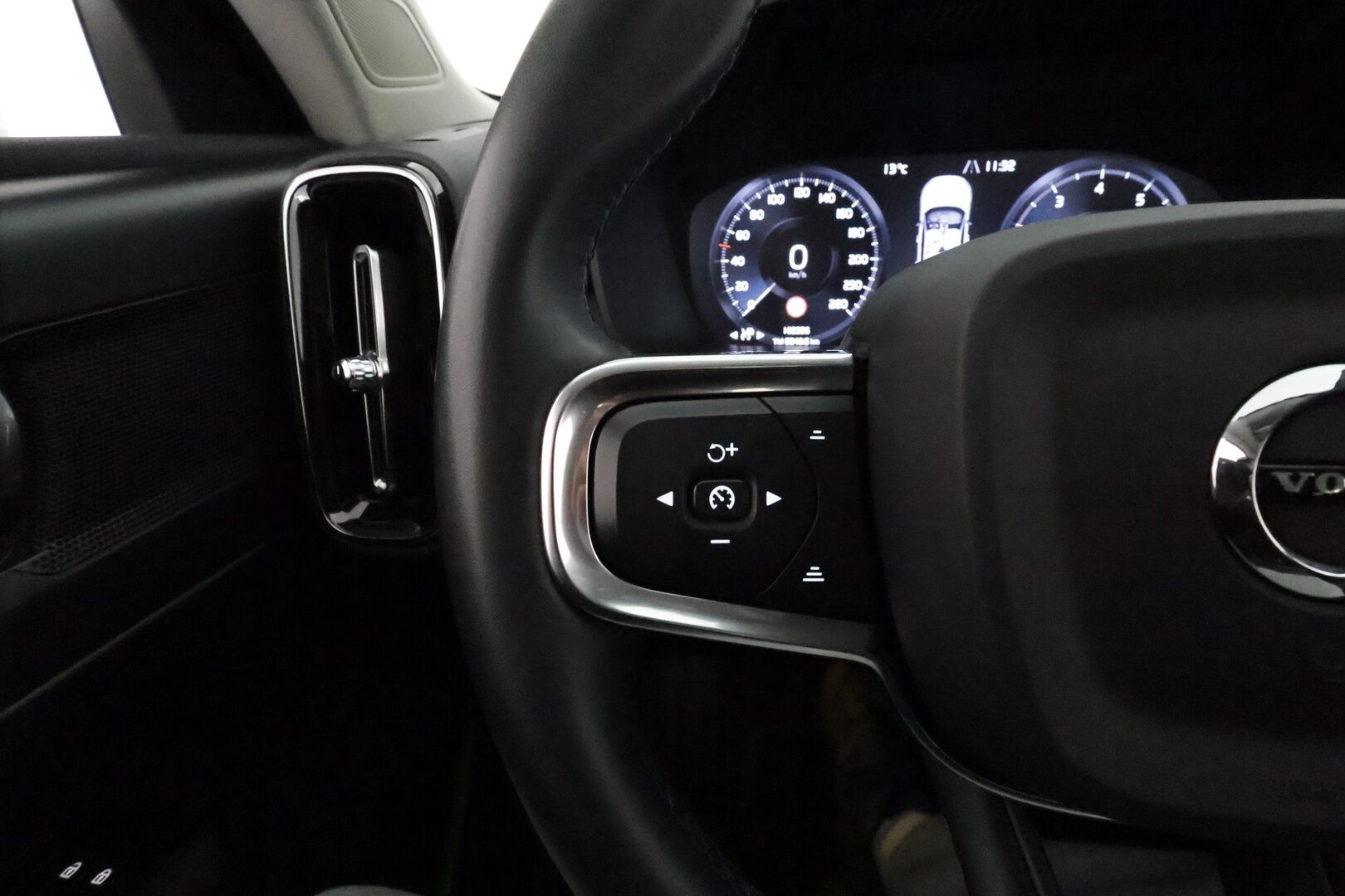 Volvo XC40 2022 T2 Business Edition aut *ACC / Webasto / P.kamera / LED / Navi / KeylessGo / Sähköluukku* - Suomi-auto / Kahdet renkaat aluvanteilla / Merkkihuollettu
