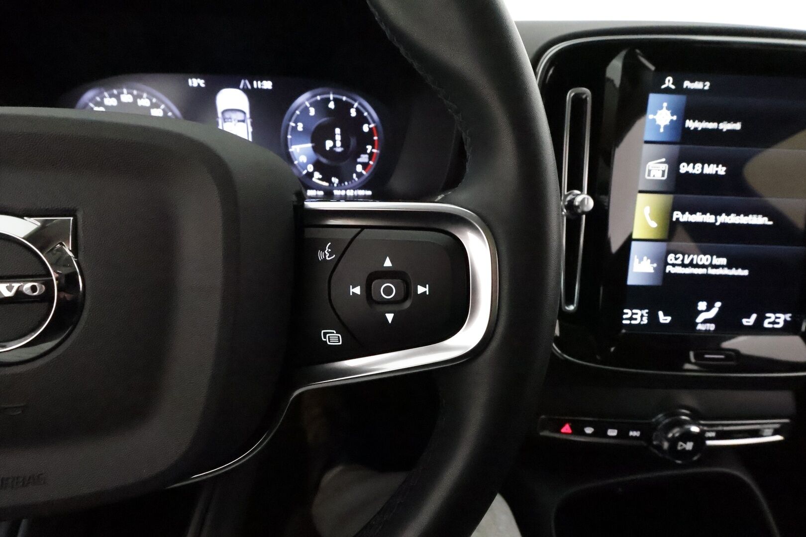 Volvo XC40 2022 T2 Business Edition aut *ACC / Webasto / P.kamera / LED / Navi / KeylessGo / Sähköluukku* - Suomi-auto / Kahdet renkaat aluvanteilla / Merkkihuollettu