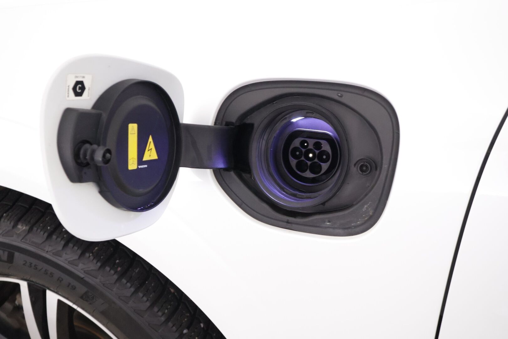 Volvo XC60 2022 T8 AWD Long Range High Performance R-Design Edition aut *Suomi-auto / ACC / Pilot Assist / Panorama / P.kamera / H&K-äänentoisto / VOC / Vetokoukku* - *2x Renkaat & Vanteet / Merkkiliikkeen huoltohistoria / 2x Latauskaapelit / Erad-öljyt vaihdettu*