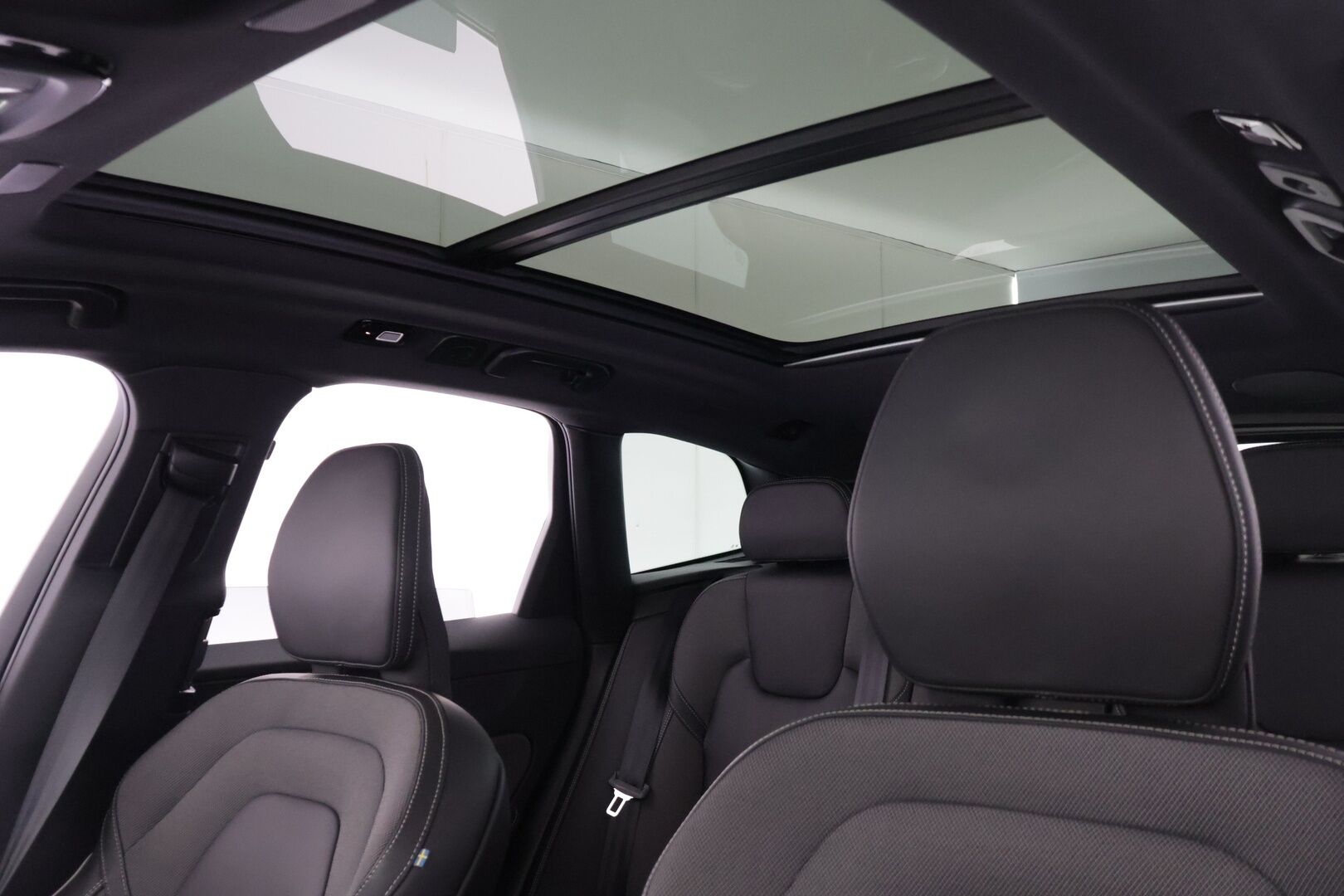 Volvo XC60 2022 T8 AWD Long Range High Performance R-Design Edition aut *Suomi-auto / ACC / Pilot Assist / Panorama / P.kamera / H&K-äänentoisto / VOC / Vetokoukku* - *2x Renkaat & Vanteet / Merkkiliikkeen huoltohistoria / 2x Latauskaapelit / Erad-öljyt vaihdettu*