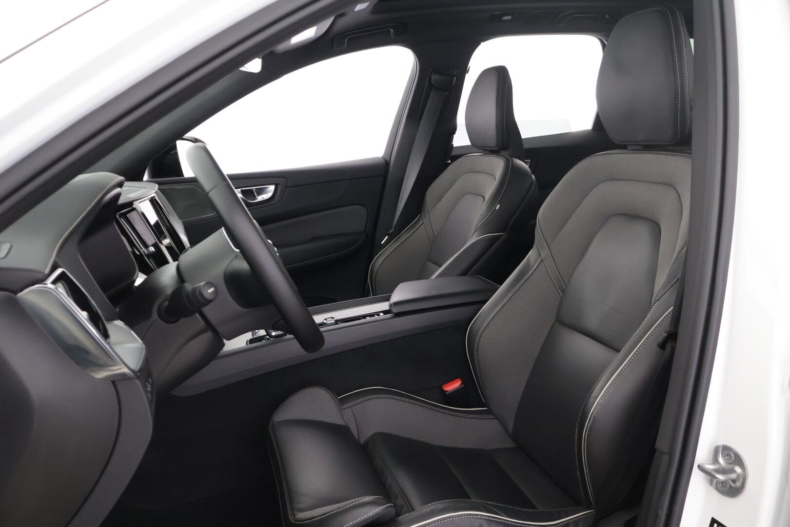 Volvo XC60 2022 T8 AWD Long Range High Performance R-Design Edition aut *Suomi-auto / ACC / Pilot Assist / Panorama / P.kamera / H&K-äänentoisto / VOC / Vetokoukku* - *2x Renkaat & Vanteet / Merkkiliikkeen huoltohistoria / 2x Latauskaapelit / Erad-öljyt vaihdettu*