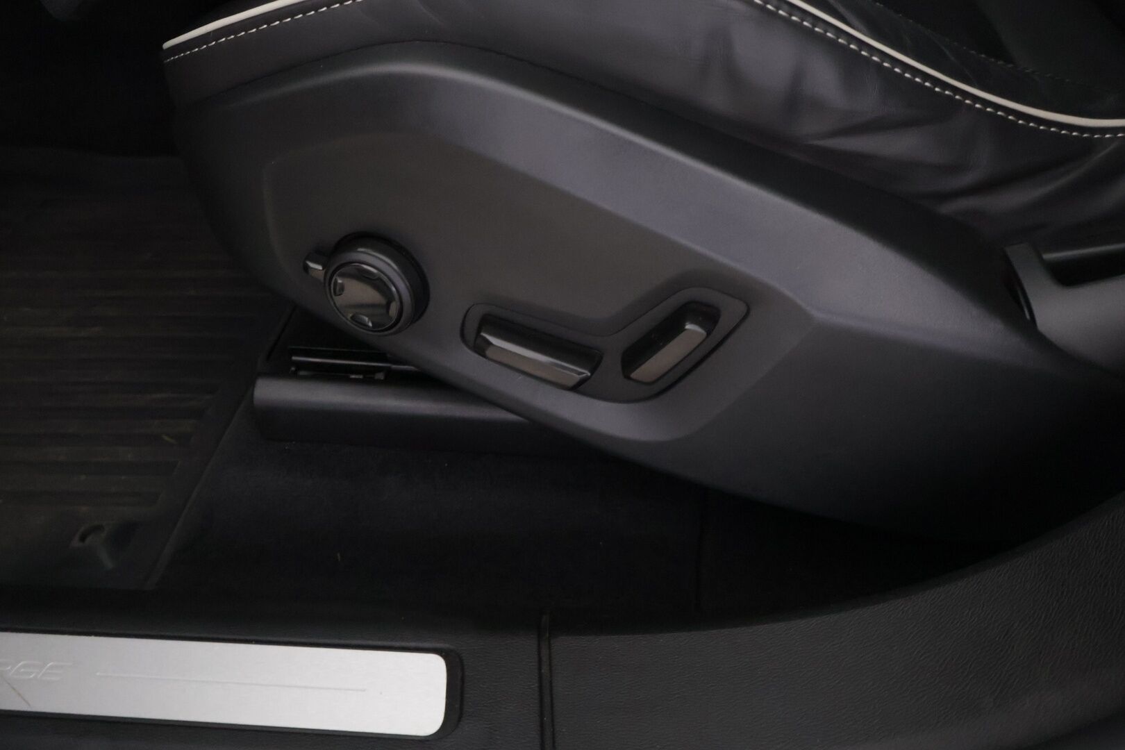 Volvo XC60 2022 T8 AWD Long Range High Performance R-Design Edition aut *Suomi-auto / ACC / Pilot Assist / Panorama / P.kamera / H&K-äänentoisto / VOC / Vetokoukku* - *2x Renkaat & Vanteet / Merkkiliikkeen huoltohistoria / 2x Latauskaapelit / Erad-öljyt vaihdettu*