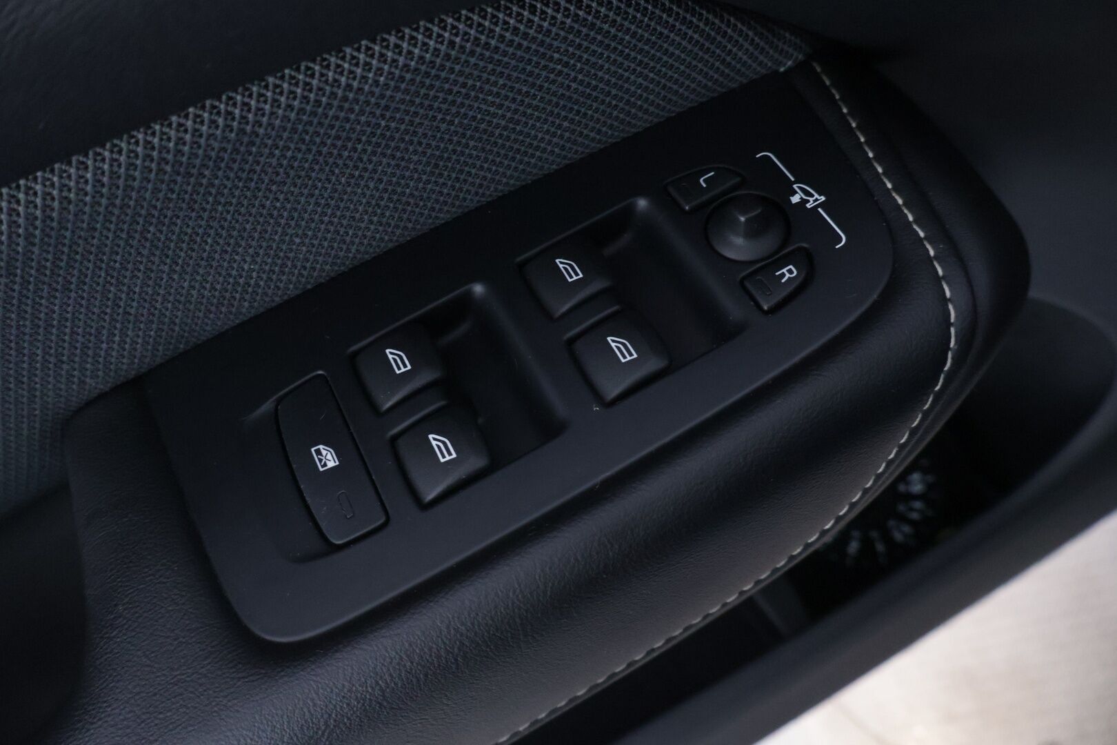 Volvo XC60 2022 T8 AWD Long Range High Performance R-Design Edition aut *Suomi-auto / ACC / Pilot Assist / Panorama / P.kamera / H&K-äänentoisto / VOC / Vetokoukku* - *2x Renkaat & Vanteet / Merkkiliikkeen huoltohistoria / 2x Latauskaapelit / Erad-öljyt vaihdettu*