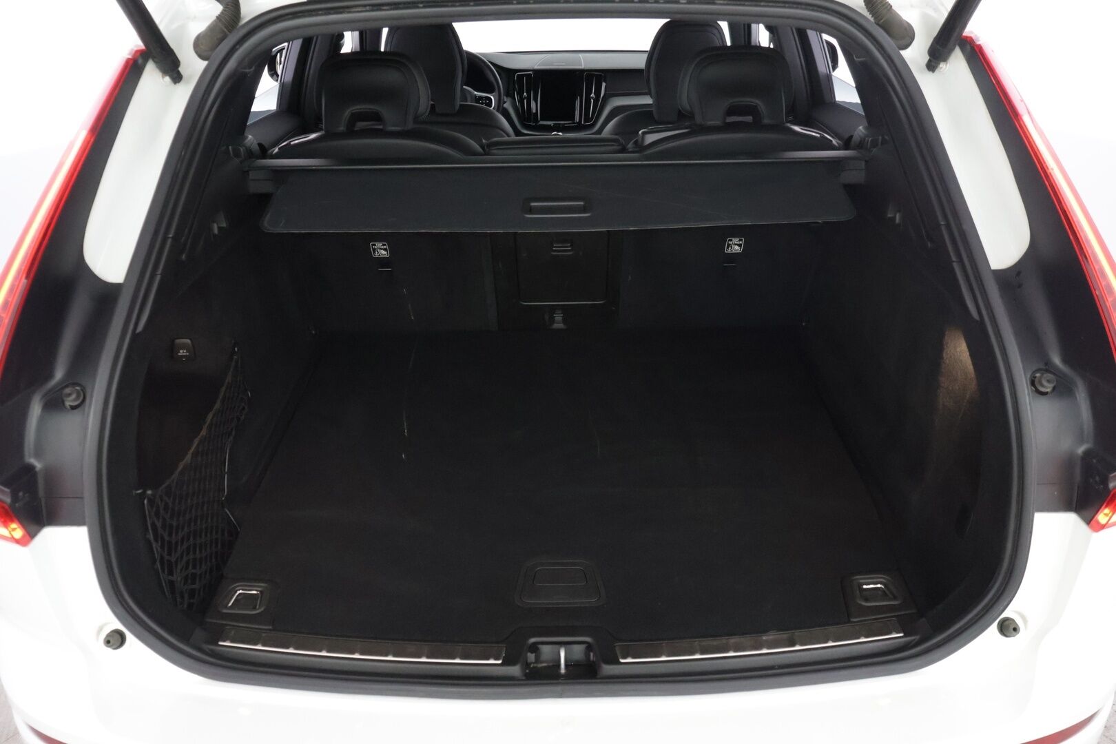 Volvo XC60 2022 T8 AWD Long Range High Performance R-Design Edition aut *Suomi-auto / ACC / Pilot Assist / Panorama / P.kamera / H&K-äänentoisto / VOC / Vetokoukku* - *2x Renkaat & Vanteet / Merkkiliikkeen huoltohistoria / 2x Latauskaapelit / Erad-öljyt vaihdettu*