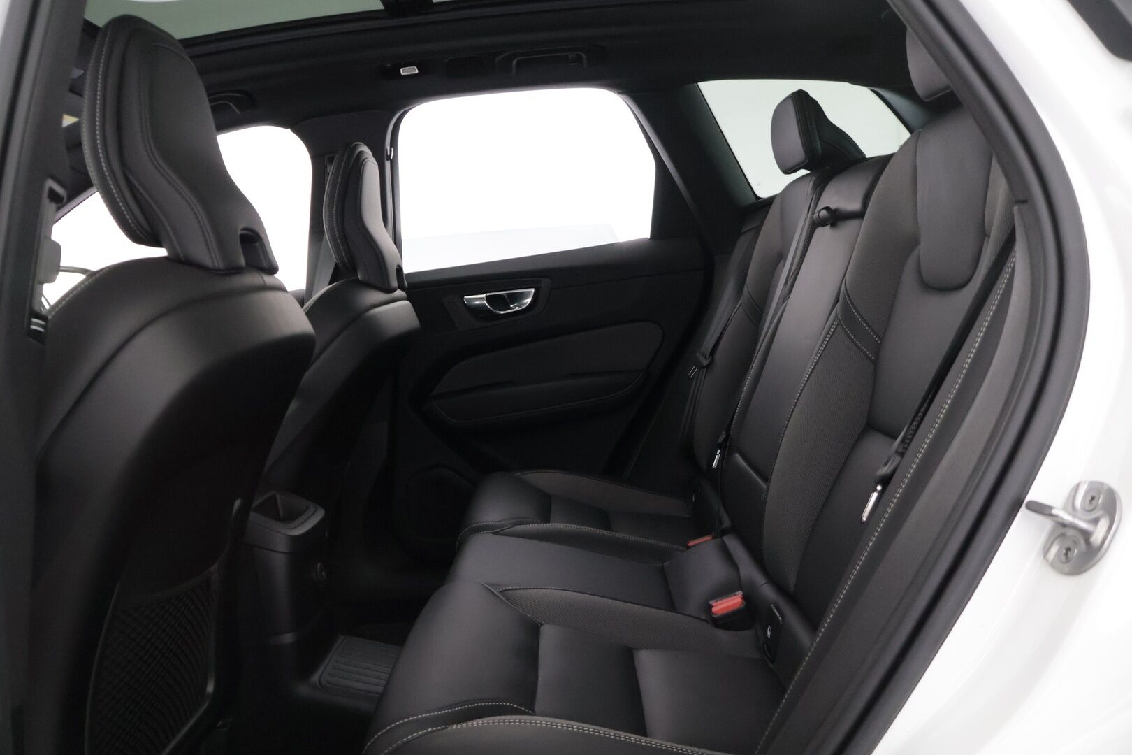 Volvo XC60 2022 T8 AWD Long Range High Performance R-Design Edition aut *Suomi-auto / ACC / Pilot Assist / Panorama / P.kamera / H&K-äänentoisto / VOC / Vetokoukku* - *2x Renkaat & Vanteet / Merkkiliikkeen huoltohistoria / 2x Latauskaapelit / Erad-öljyt vaihdettu*