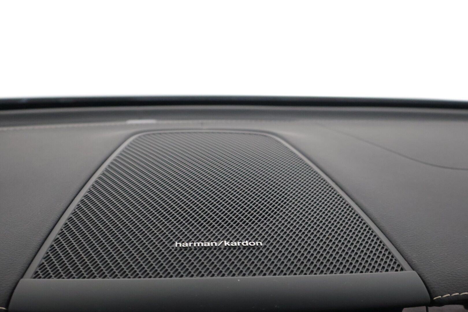 Volvo XC60 2022 T8 AWD Long Range High Performance R-Design Edition aut *Suomi-auto / ACC / Pilot Assist / Panorama / P.kamera / H&K-äänentoisto / VOC / Vetokoukku* - *2x Renkaat & Vanteet / Merkkiliikkeen huoltohistoria / 2x Latauskaapelit / Erad-öljyt vaihdettu*