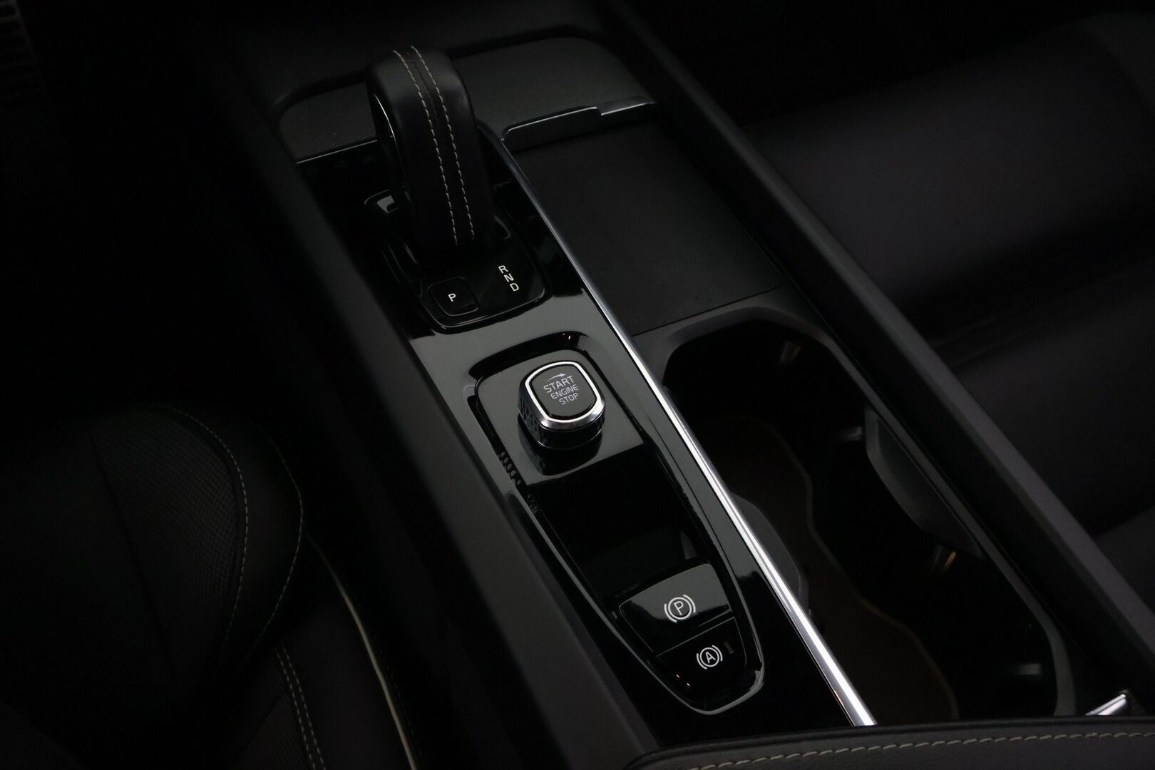 Volvo XC60 2022 T8 AWD Long Range High Performance R-Design Edition aut *Suomi-auto / ACC / Pilot Assist / Panorama / P.kamera / H&K-äänentoisto / VOC / Vetokoukku* - *2x Renkaat & Vanteet / Merkkiliikkeen huoltohistoria / 2x Latauskaapelit / Erad-öljyt vaihdettu*