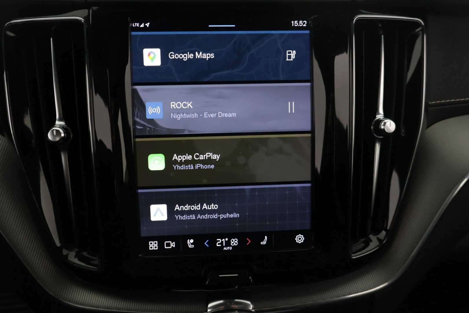 Volvo XC60 2022 T8 AWD Long Range High Performance R-Design Edition aut *Suomi-auto / ACC / Pilot Assist / Panorama / P.kamera / H&K-äänentoisto / VOC / Vetokoukku* - *2x Renkaat & Vanteet / Merkkiliikkeen huoltohistoria / 2x Latauskaapelit / Erad-öljyt vaihdettu*