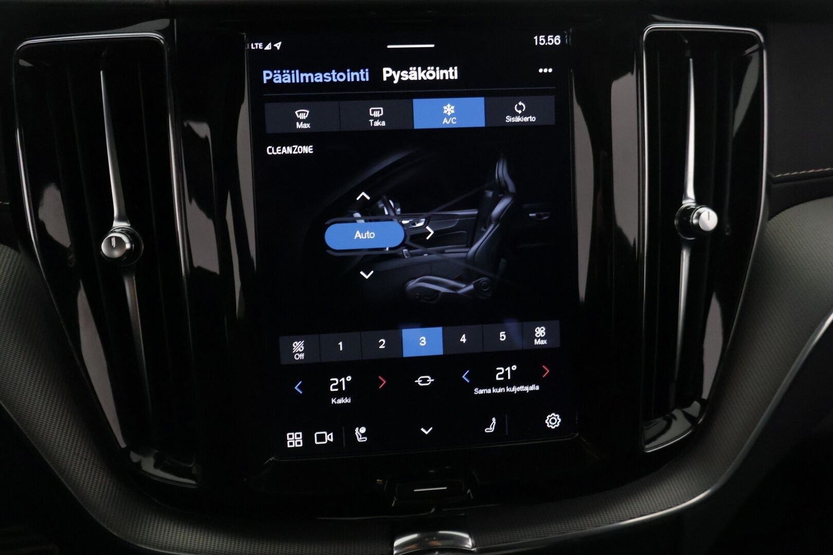 Volvo XC60 2022 T8 AWD Long Range High Performance R-Design Edition aut *Suomi-auto / ACC / Pilot Assist / Panorama / P.kamera / H&K-äänentoisto / VOC / Vetokoukku* - *2x Renkaat & Vanteet / Merkkiliikkeen huoltohistoria / 2x Latauskaapelit / Erad-öljyt vaihdettu*