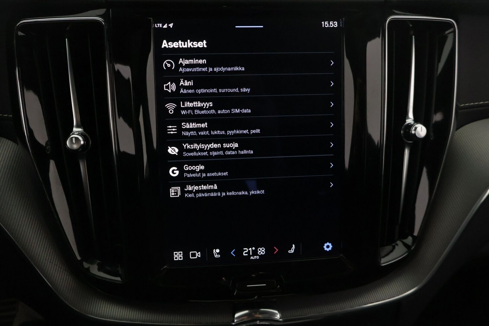 Volvo XC60 2022 T8 AWD Long Range High Performance R-Design Edition aut *Suomi-auto / ACC / Pilot Assist / Panorama / P.kamera / H&K-äänentoisto / VOC / Vetokoukku* - *2x Renkaat & Vanteet / Merkkiliikkeen huoltohistoria / 2x Latauskaapelit / Erad-öljyt vaihdettu*