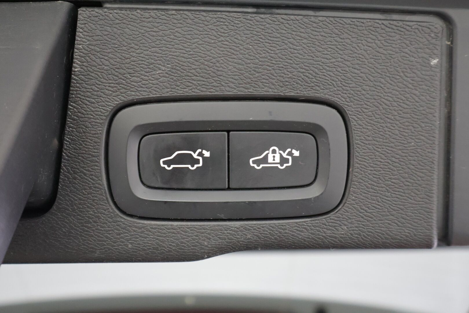 Volvo XC60 2022 T8 AWD Long Range High Performance R-Design Edition aut *Suomi-auto / ACC / Pilot Assist / Panorama / P.kamera / H&K-äänentoisto / VOC / Vetokoukku* - *2x Renkaat & Vanteet / Merkkiliikkeen huoltohistoria / 2x Latauskaapelit / Erad-öljyt vaihdettu*