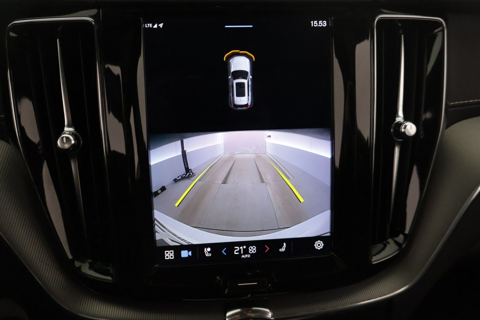 Volvo XC60 2022 T8 AWD Long Range High Performance R-Design Edition aut *Suomi-auto / ACC / Pilot Assist / Panorama / P.kamera / H&K-äänentoisto / VOC / Vetokoukku* - *2x Renkaat & Vanteet / Merkkiliikkeen huoltohistoria / 2x Latauskaapelit / Erad-öljyt vaihdettu*