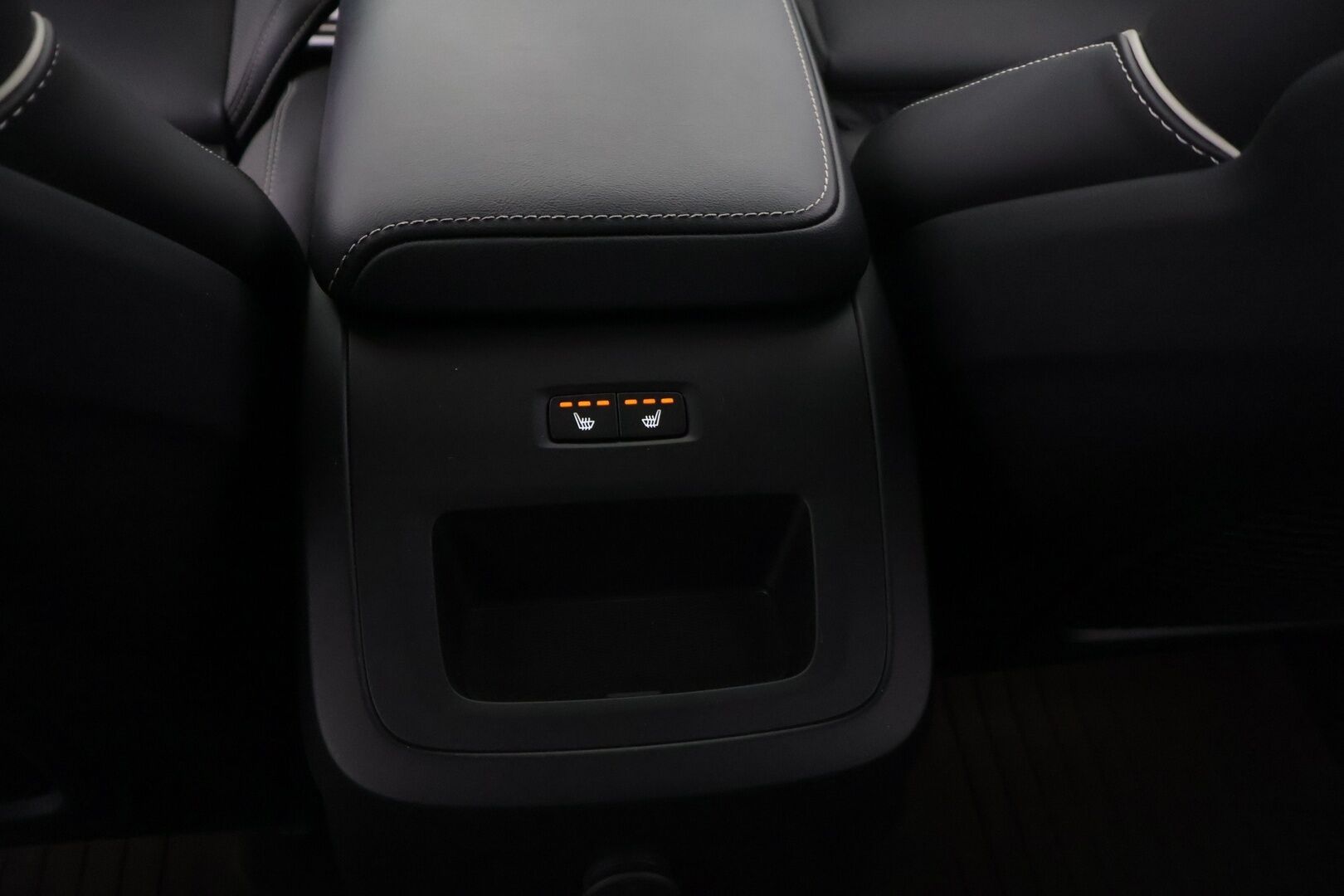 Volvo XC60 2022 T8 AWD Long Range High Performance R-Design Edition aut *Suomi-auto / ACC / Pilot Assist / Panorama / P.kamera / H&K-äänentoisto / VOC / Vetokoukku* - *2x Renkaat & Vanteet / Merkkiliikkeen huoltohistoria / 2x Latauskaapelit / Erad-öljyt vaihdettu*