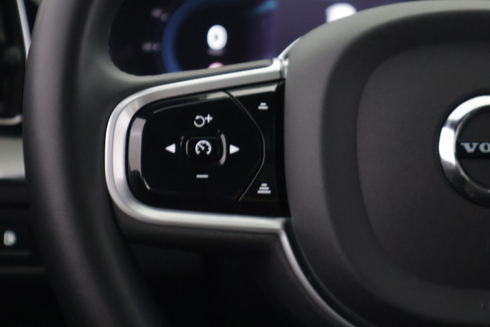 Volvo XC60 2022 T8 AWD Long Range High Performance R-Design Edition aut *Suomi-auto / ACC / Pilot Assist / Panorama / P.kamera / H&K-äänentoisto / VOC / Vetokoukku* - *2x Renkaat & Vanteet / Merkkiliikkeen huoltohistoria / 2x Latauskaapelit / Erad-öljyt vaihdettu*