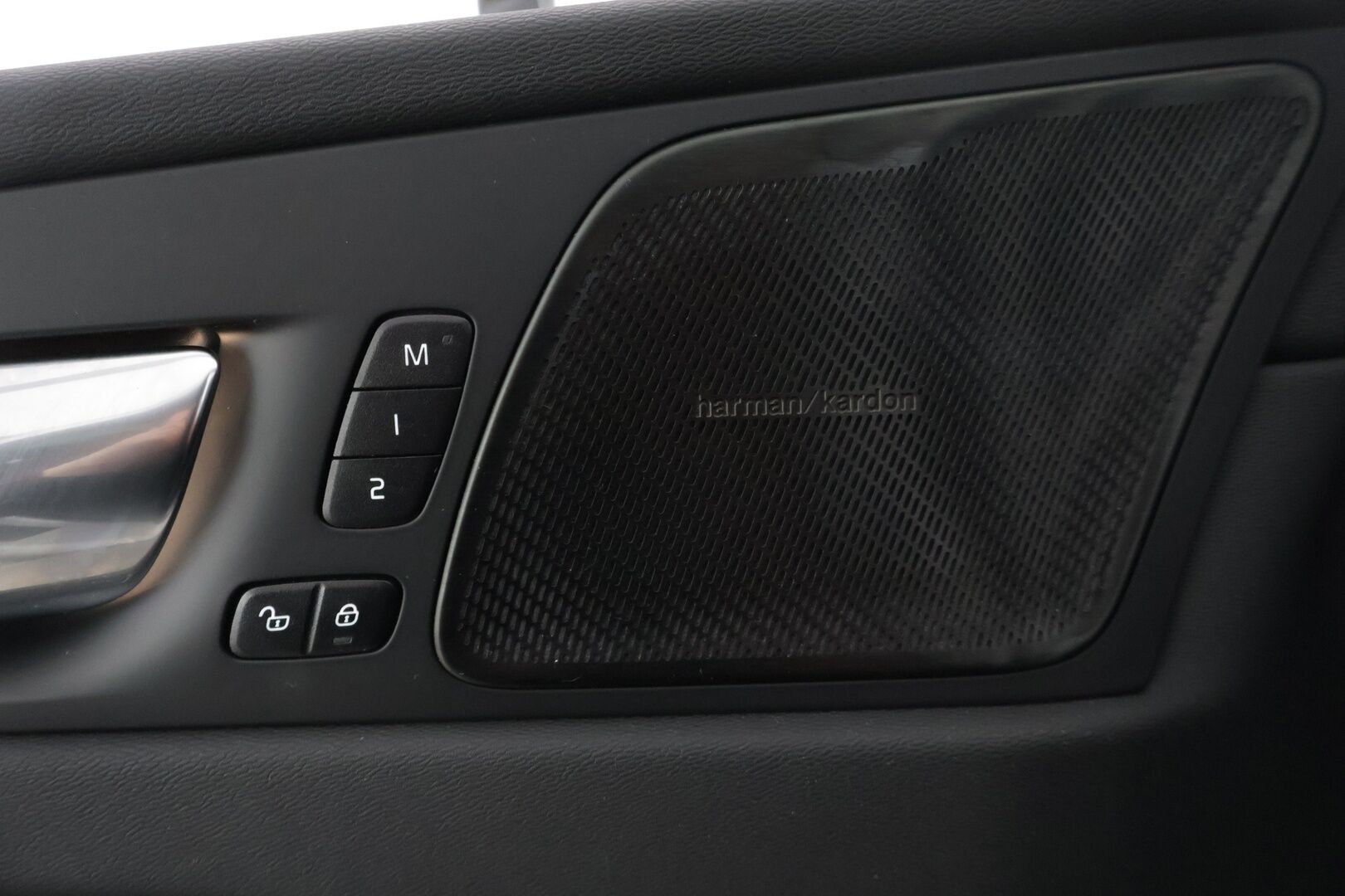 Volvo XC60 2022 T8 AWD Long Range High Performance R-Design Edition aut *Suomi-auto / ACC / Pilot Assist / Panorama / P.kamera / H&K-äänentoisto / VOC / Vetokoukku* - *2x Renkaat & Vanteet / Merkkiliikkeen huoltohistoria / 2x Latauskaapelit / Erad-öljyt vaihdettu*