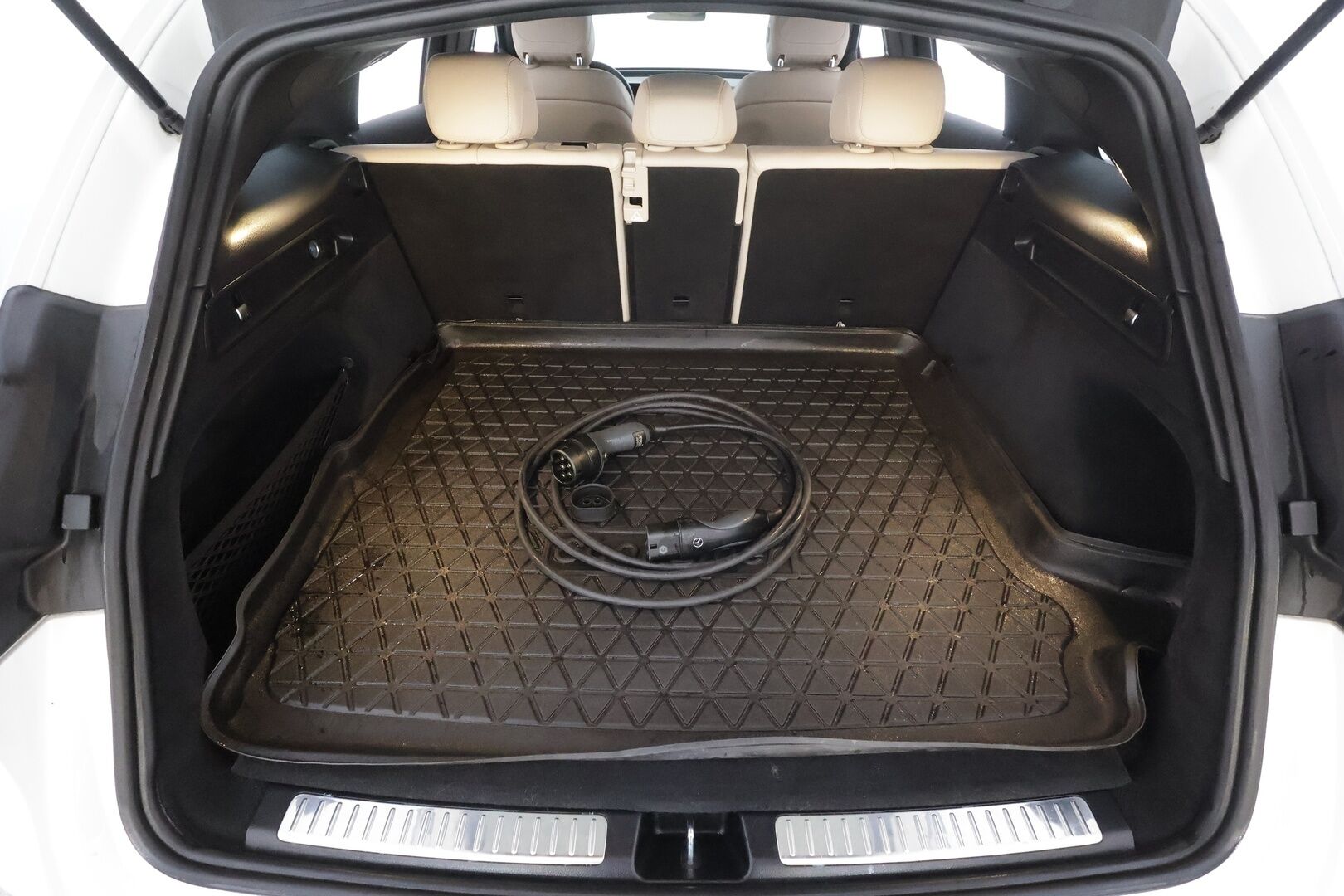 Mercedes-Benz EQC 2022 400 4MATIC Business AMG * Distronic+ / Multibeam-LED / KeyLess / Koukku / Lisälämmitin / Osasähköt / SporttiNahat * - Suomi-auto / Kahdet Renkaat / Akku kuntotarkastettu! 