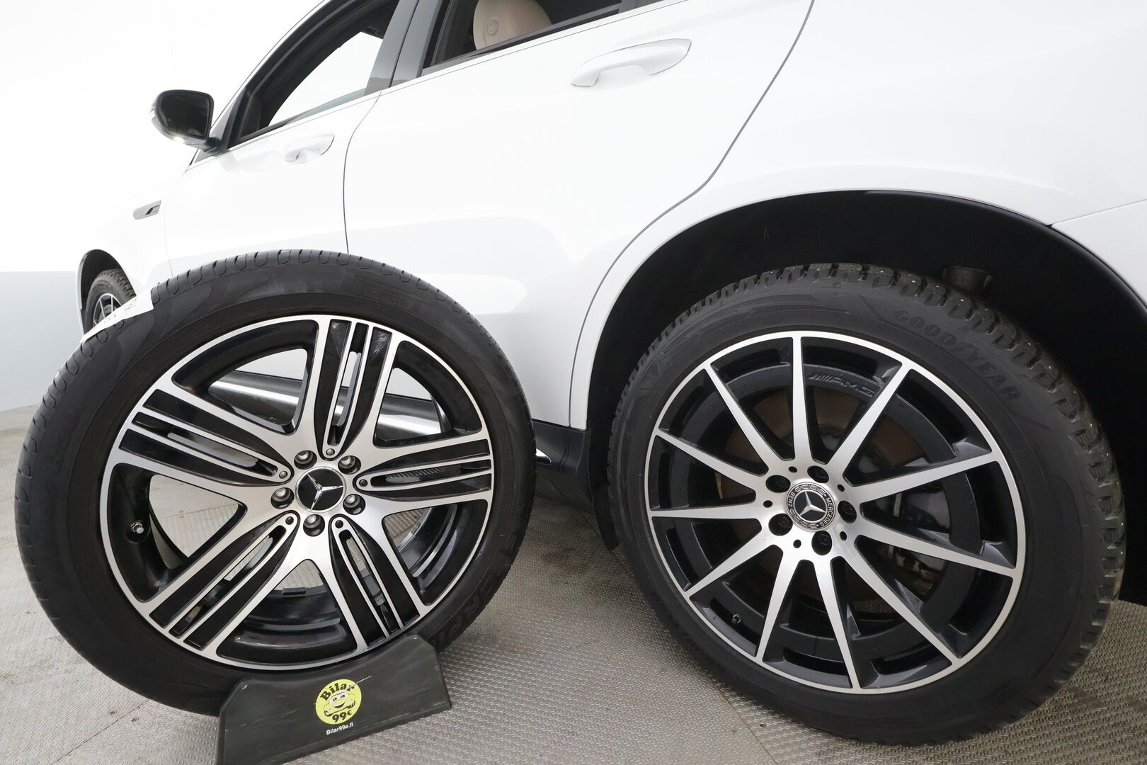 Mercedes-Benz EQC 2022 400 4MATIC Business AMG * Distronic+ / Multibeam-LED / KeyLess / Koukku / Lisälämmitin / Osasähköt / SporttiNahat * - Suomi-auto / Kahdet Renkaat / Akku kuntotarkastettu! 