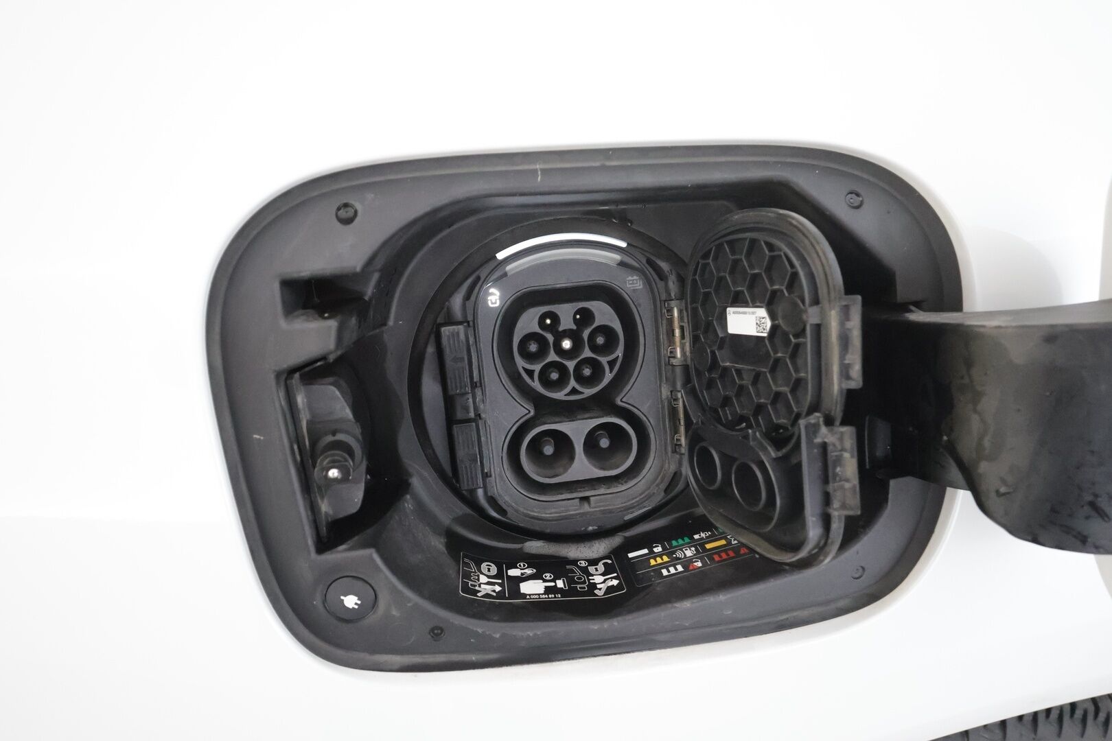 Mercedes-Benz EQC 2022 400 4MATIC Business AMG * Distronic+ / Multibeam-LED / KeyLess / Koukku / Lisälämmitin / Osasähköt / SporttiNahat * - Suomi-auto / Kahdet Renkaat / Akku kuntotarkastettu! - HULLUT AVAJAISHULINAT KORKOTARJOUS 3,29 %