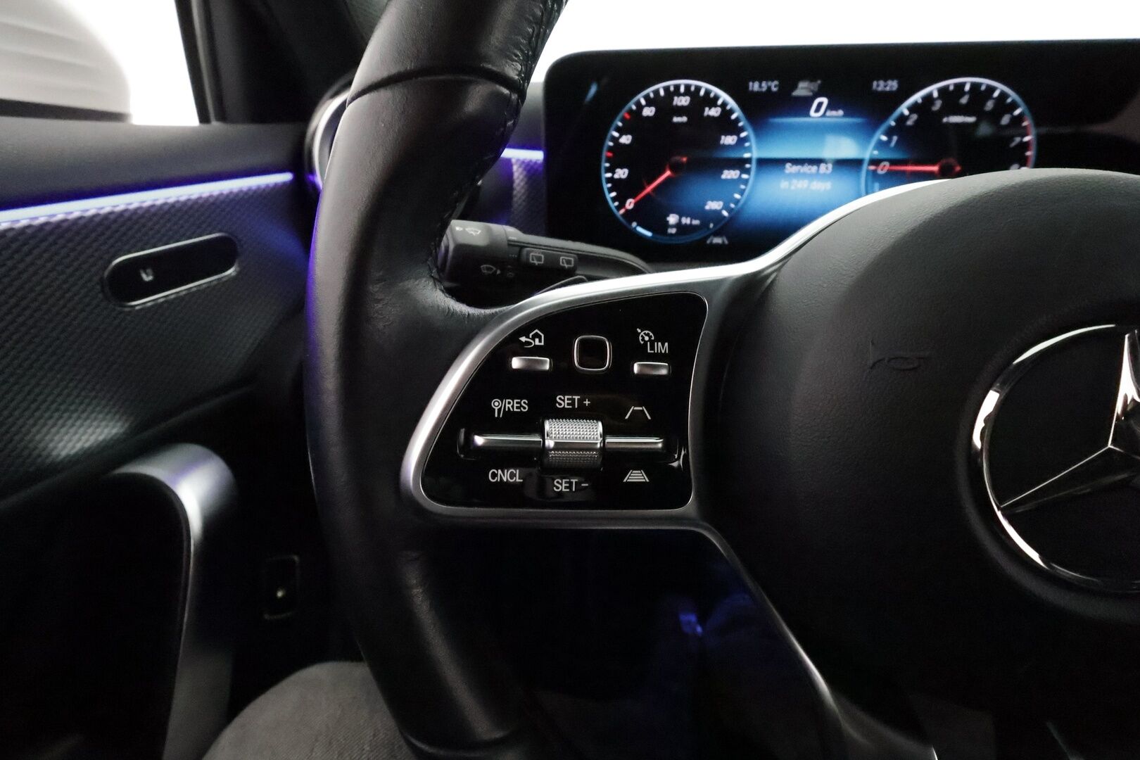 Mercedes-Benz A 2022 250 e A Business Edition **Distronic+ / Widescreen / LED / Navi / Puolinahat / P.kamera** - 1.Om Suomi-auto / Kahdet renkaat aluvanteilla