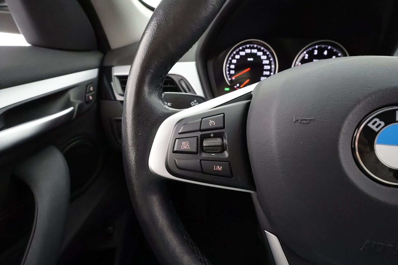 BMW X1 2019 F48 sDrive18i A Business Pro * Vakkari / P.tutka / Sporttipenkit / LED * - Suomi-auto / Kahdet Renkaat / Merkkihuollettu