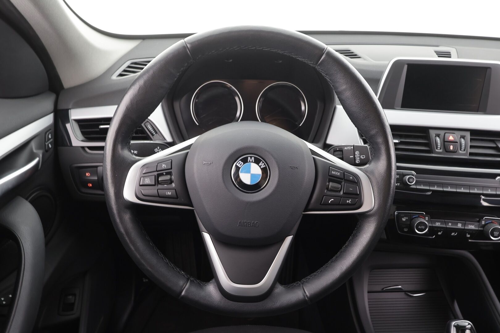 BMW X1 2019 F48 sDrive18i A Business Pro * Vakkari / P.tutka / Sporttipenkit / LED * - Suomi-auto / Kahdet Renkaat / Merkkihuollettu