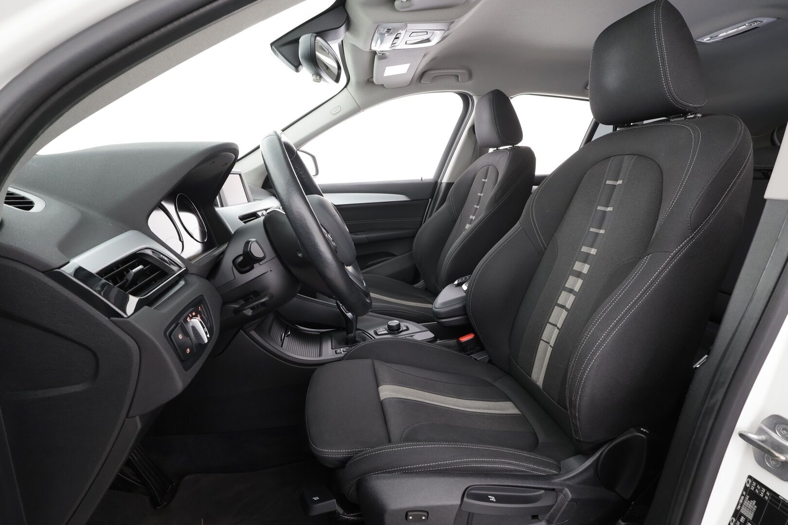 BMW X1 2019 F48 sDrive18i A Business Pro * Vakkari / P.tutka / Sporttipenkit / LED * - Suomi-auto / Kahdet Renkaat / Merkkihuollettu