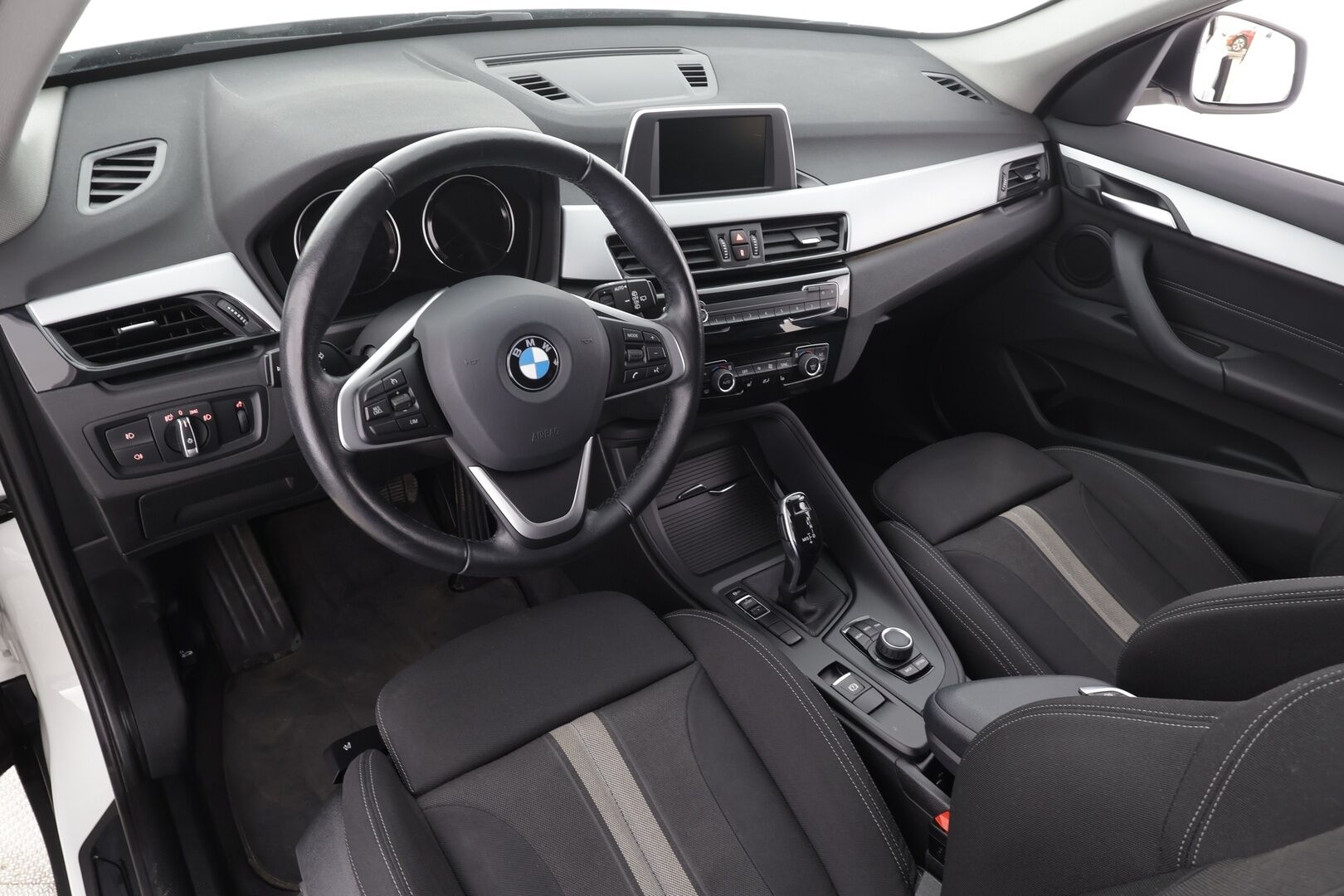 BMW X1 2019 F48 sDrive18i A Business Pro * Vakkari / P.tutka / Sporttipenkit / LED * - Suomi-auto / Kahdet Renkaat / Merkkihuollettu