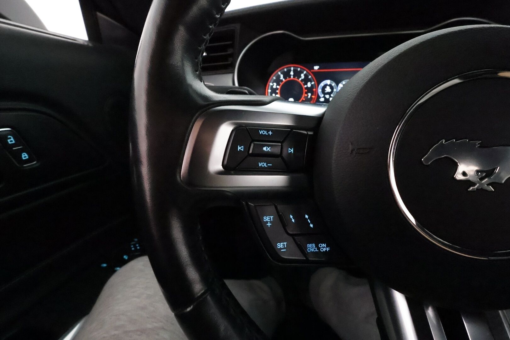 Ford Mustang 2019 2,3 EcoBoost 290hv A10 Fastback **B&O / Adapt.Vakkari / Digimittaristo / Xenon / P.kamera / Navi / Kaistavahti / Ilmastoidut Nahat** - Merkkihuollettu, kovilla varusteilla oleva, näyttävä Suomi-auto kaksilla renkailla ja vanteilla!