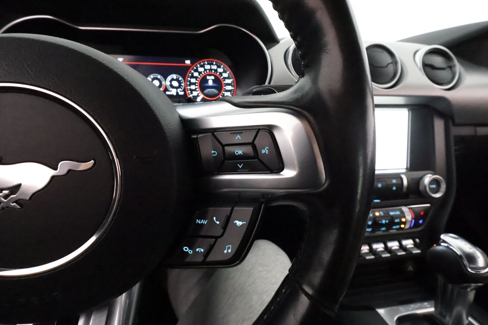 Ford Mustang 2019 2,3 EcoBoost 290hv A10 Fastback **B&O / Adapt.Vakkari / Digimittaristo / Xenon / P.kamera / Navi / Kaistavahti / Ilmastoidut Nahat** - Merkkihuollettu, kovilla varusteilla oleva, näyttävä Suomi-auto kaksilla renkailla ja vanteilla!