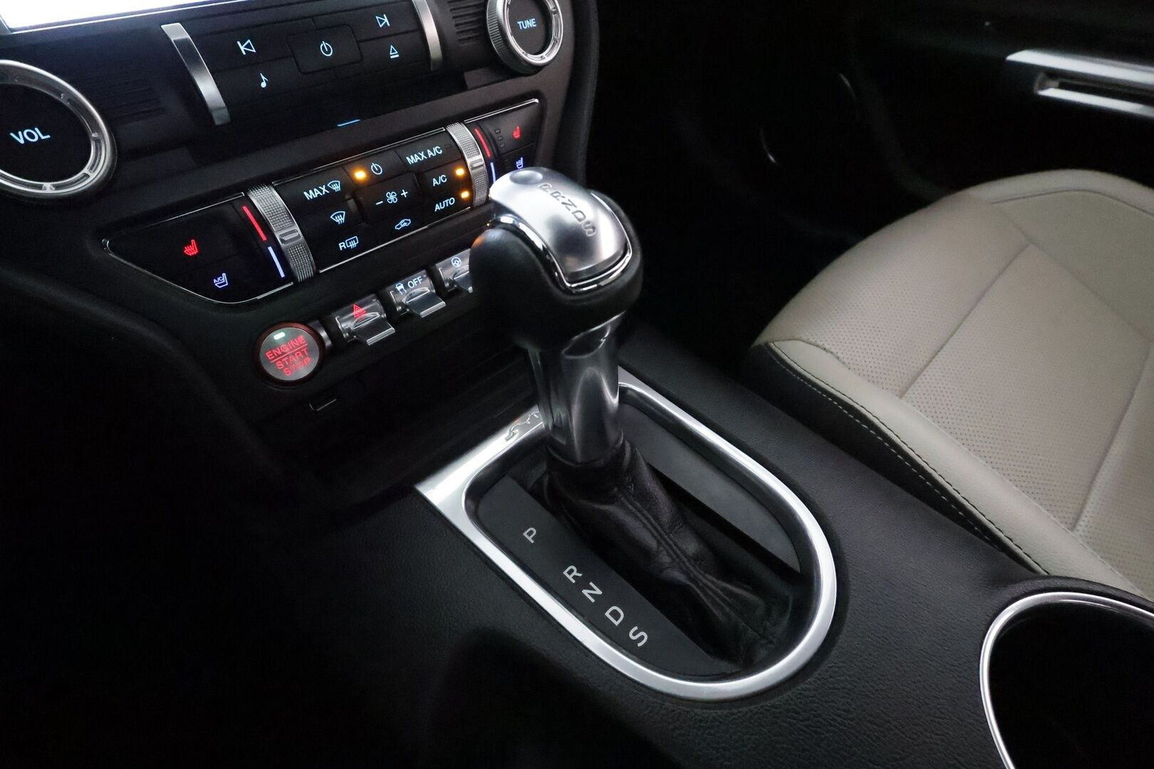 Ford Mustang 2019 2,3 EcoBoost 290hv A10 Fastback **B&O / Adapt.Vakkari / Digimittaristo / Xenon / P.kamera / Navi / Kaistavahti / Ilmastoidut Nahat** - Merkkihuollettu, kovilla varusteilla oleva, näyttävä Suomi-auto kaksilla renkailla ja vanteilla!