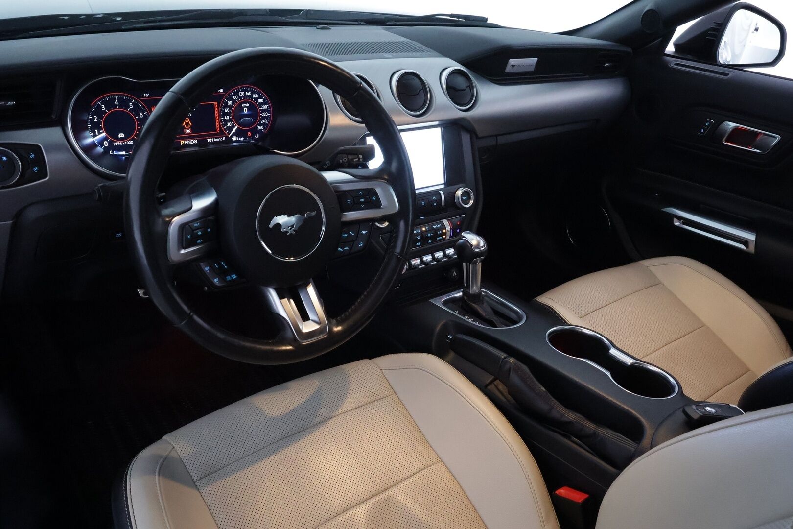 Ford Mustang 2019 2,3 EcoBoost 290hv A10 Fastback **B&O / Adapt.Vakkari / Digimittaristo / Xenon / P.kamera / Navi / Kaistavahti / Ilmastoidut Nahat** - Merkkihuollettu, kovilla varusteilla oleva, näyttävä Suomi-auto kaksilla renkailla ja vanteilla!