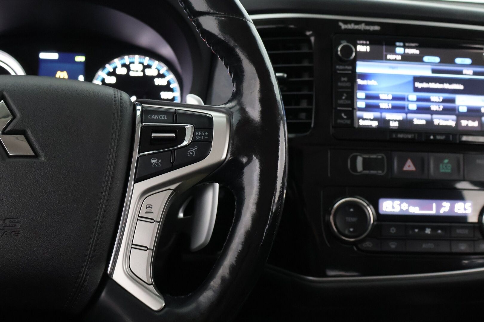 Mitsubishi OUTLANDER PHEV 2016 Instyle Navi 4WD 5p - | Adapt. vak | 360 | Vetokoukku | Rockford | Nahkaverhoilu