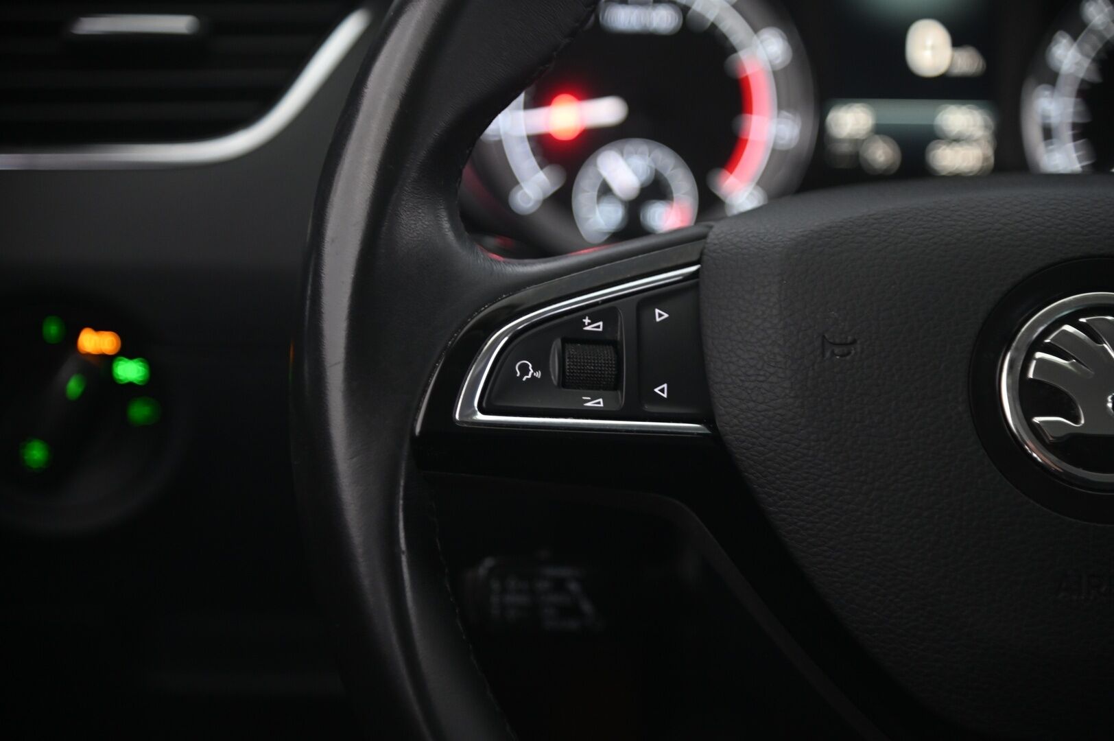 Skoda Octavia 2019 Combi 1,0 TSI Style BusinessLine DSG Autom. - 1.omisteinen | ACC | Webasto | Koukku | Blis | Suomi-auto | Smartlink | Avaimeton kulku | 2x renkaat & vanteet