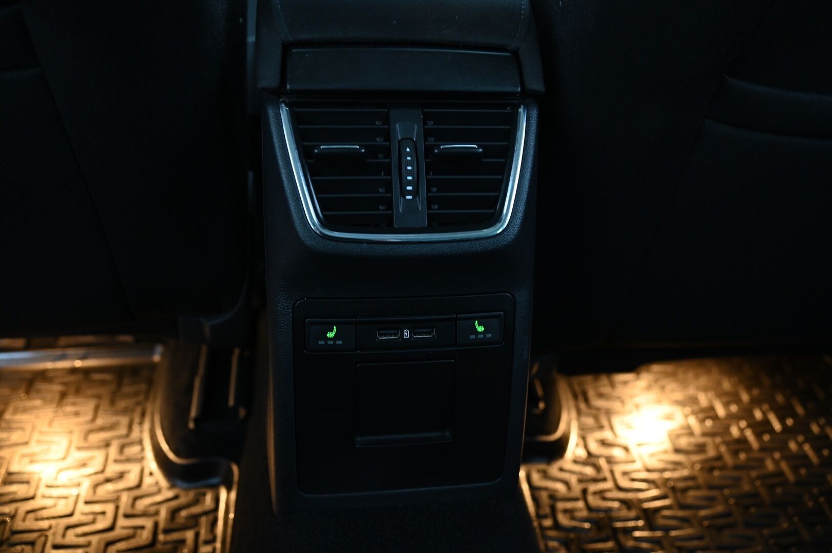 Skoda Octavia 2019 Combi 1,0 TSI Style BusinessLine DSG Autom. - 1.omisteinen | ACC | Webasto | Koukku | Blis | Suomi-auto | Smartlink | Avaimeton kulku | 2x renkaat & vanteet