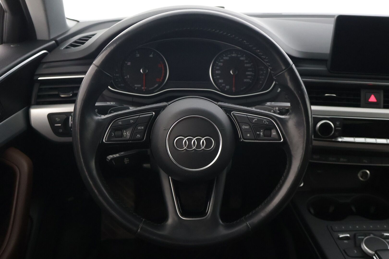 Audi A4 2019 Sedan Business Sport Comfort Edition 40 TDI 140 kW quattro S tronic  * Webasto / Ruskea nahkasisusta / P. Tutkat / Vakionopeudensäädin / LED * - Jakohihna vaihdettu 2/25 / Kahdet renkaat alumiinivanteilla / Suomi-auto 