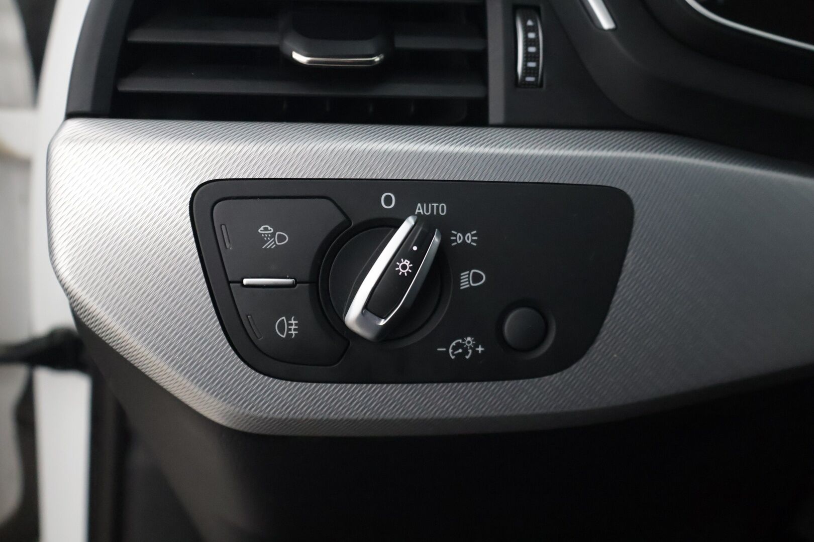 Audi A4 2019 Sedan Business Sport Comfort Edition 40 TDI 140 kW quattro S tronic  * Webasto / Ruskea nahkasisusta / P. Tutkat / Vakionopeudensäädin / LED * - Jakohihna vaihdettu 2/25 / Kahdet renkaat alumiinivanteilla / Suomi-auto 