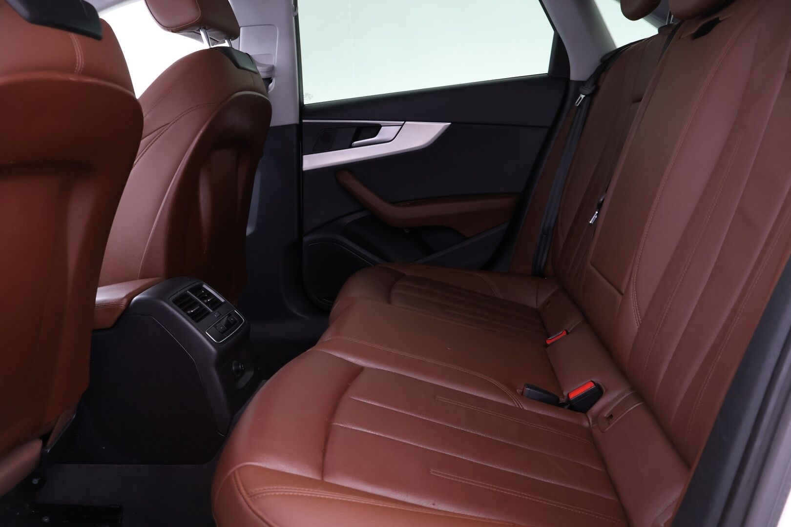 Audi A4 2019 Sedan Business Sport Comfort Edition 40 TDI 140 kW quattro S tronic  * Webasto / Ruskea nahkasisusta / P. Tutkat / Vakionopeudensäädin / LED * - Jakohihna vaihdettu 2/25 / Kahdet renkaat alumiinivanteilla / Suomi-auto 