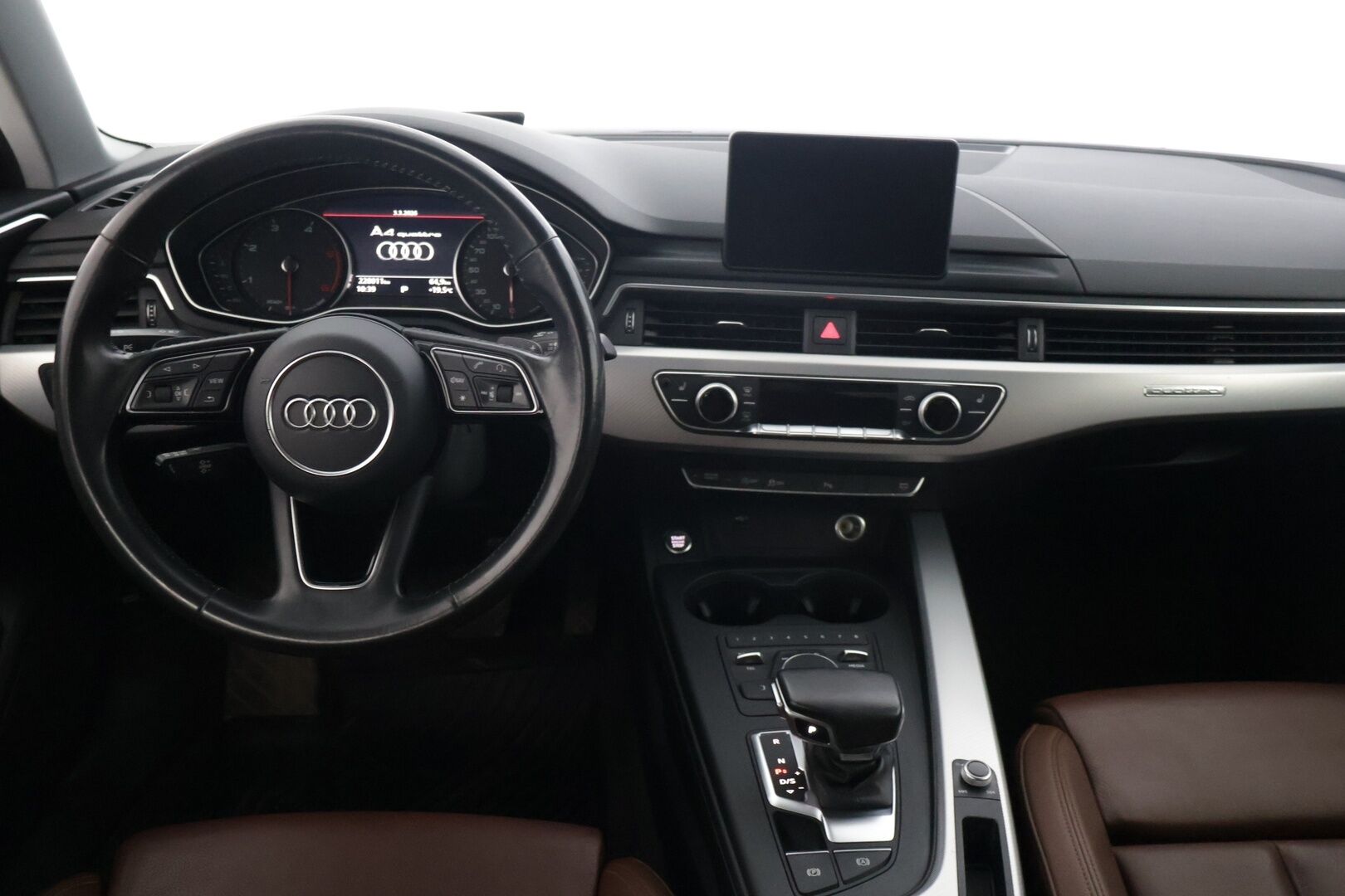 Audi A4 2019 Sedan Business Sport Comfort Edition 40 TDI 140 kW quattro S tronic  * Webasto / Ruskea nahkasisusta / P. Tutkat / Vakionopeudensäädin / LED * - Jakohihna vaihdettu 2/25 / Kahdet renkaat alumiinivanteilla / Suomi-auto 