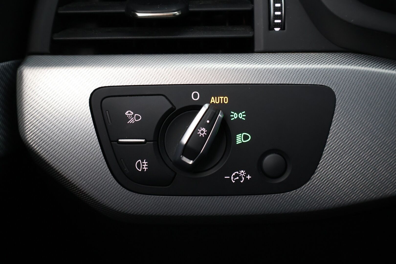 Audi A4 2019 Sedan Business Sport Comfort Edition 40 TDI 140 kW quattro S tronic  * Webasto / Ruskea nahkasisusta / P. Tutkat / Vakionopeudensäädin / LED * - Jakohihna vaihdettu 2/25 / Kahdet renkaat alumiinivanteilla / Suomi-auto 