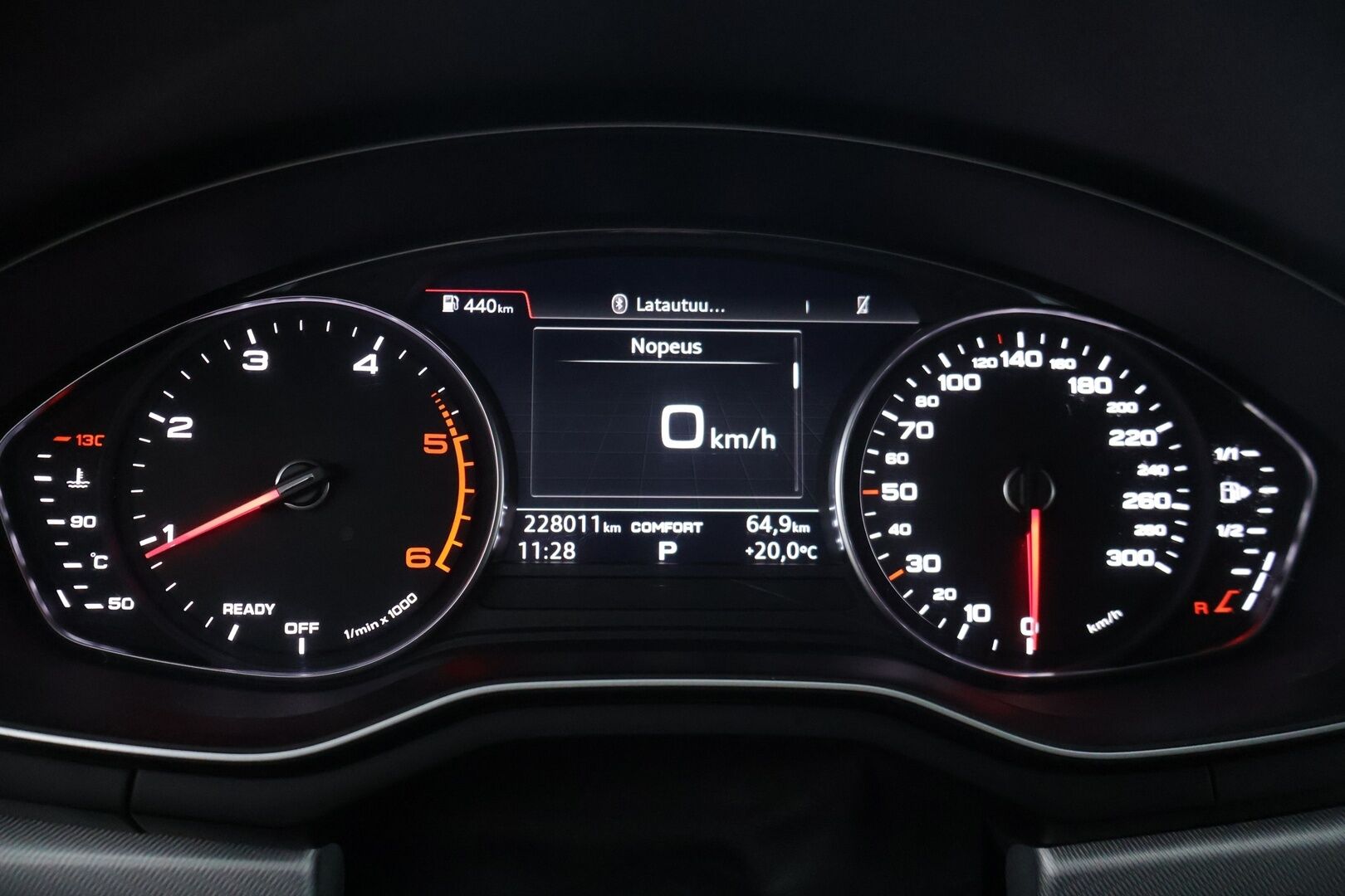 Audi A4 2019 Sedan Business Sport Comfort Edition 40 TDI 140 kW quattro S tronic  * Webasto / Ruskea nahkasisusta / P. Tutkat / Vakionopeudensäädin / LED * - Jakohihna vaihdettu 2/25 / Kahdet renkaat alumiinivanteilla / Suomi-auto 