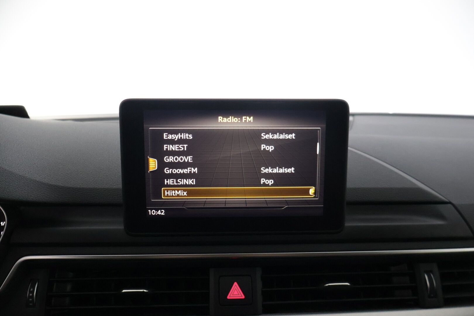 Audi A4 2019 Sedan Business Sport Comfort Edition 40 TDI 140 kW quattro S tronic  * Webasto / Ruskea nahkasisusta / P. Tutkat / Vakionopeudensäädin / LED * - Jakohihna vaihdettu 2/25 / Kahdet renkaat alumiinivanteilla / Suomi-auto 