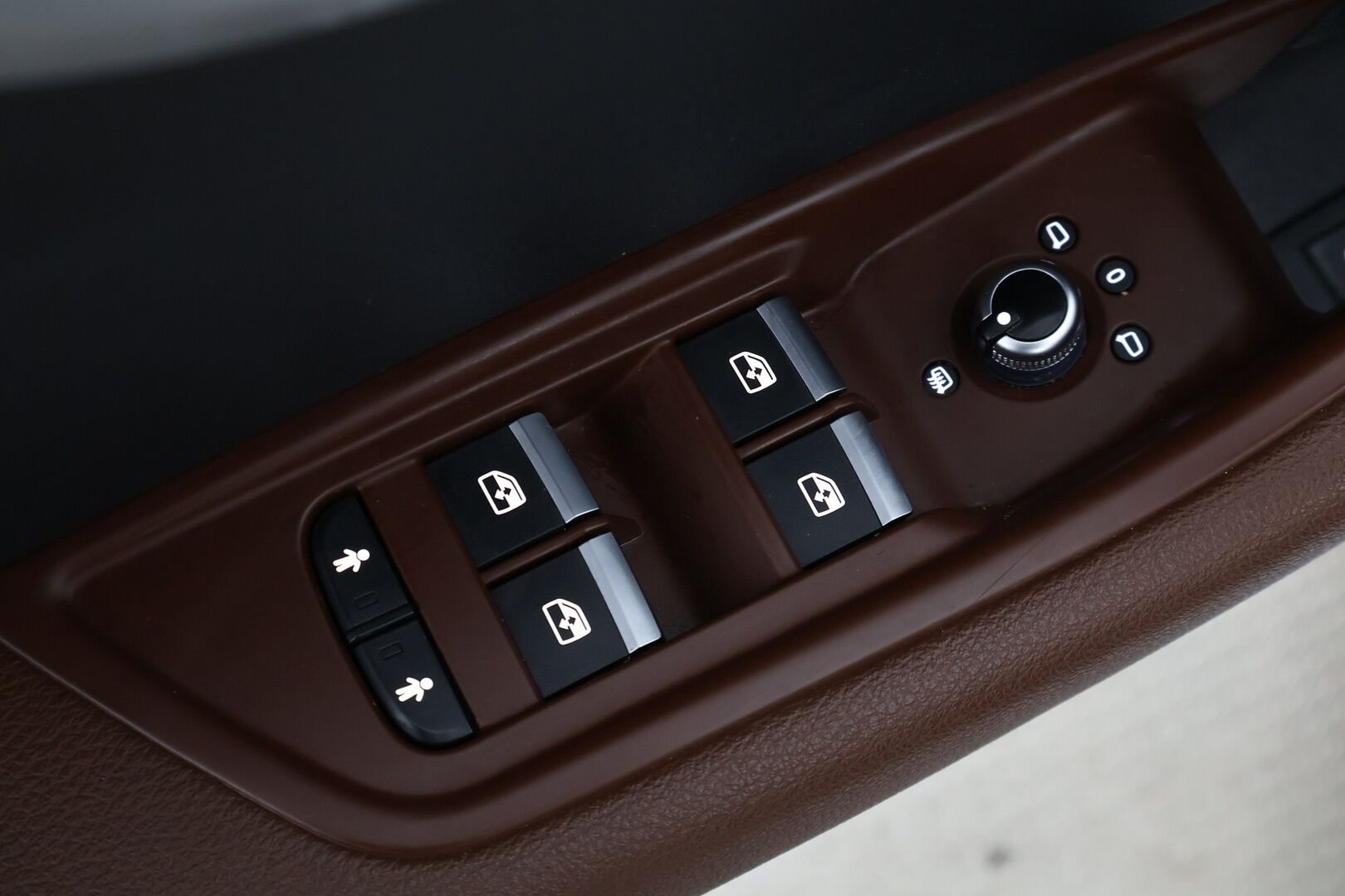 Audi A4 2019 Sedan Business Sport Comfort Edition 40 TDI 140 kW quattro S tronic  * Webasto / Ruskea nahkasisusta / P. Tutkat / Vakionopeudensäädin / LED * - Jakohihna vaihdettu 2/25 / Kahdet renkaat alumiinivanteilla / Suomi-auto 