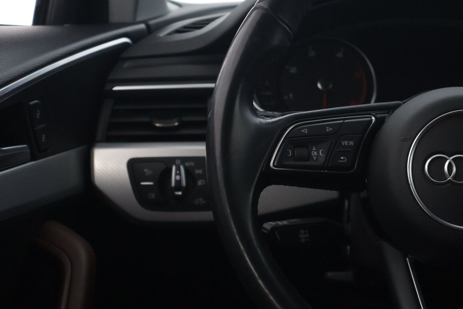 Audi A4 2019 Sedan Business Sport Comfort Edition 40 TDI 140 kW quattro S tronic  * Webasto / Ruskea nahkasisusta / P. Tutkat / Vakionopeudensäädin / LED * - Jakohihna vaihdettu 2/25 / Kahdet renkaat alumiinivanteilla / Suomi-auto 