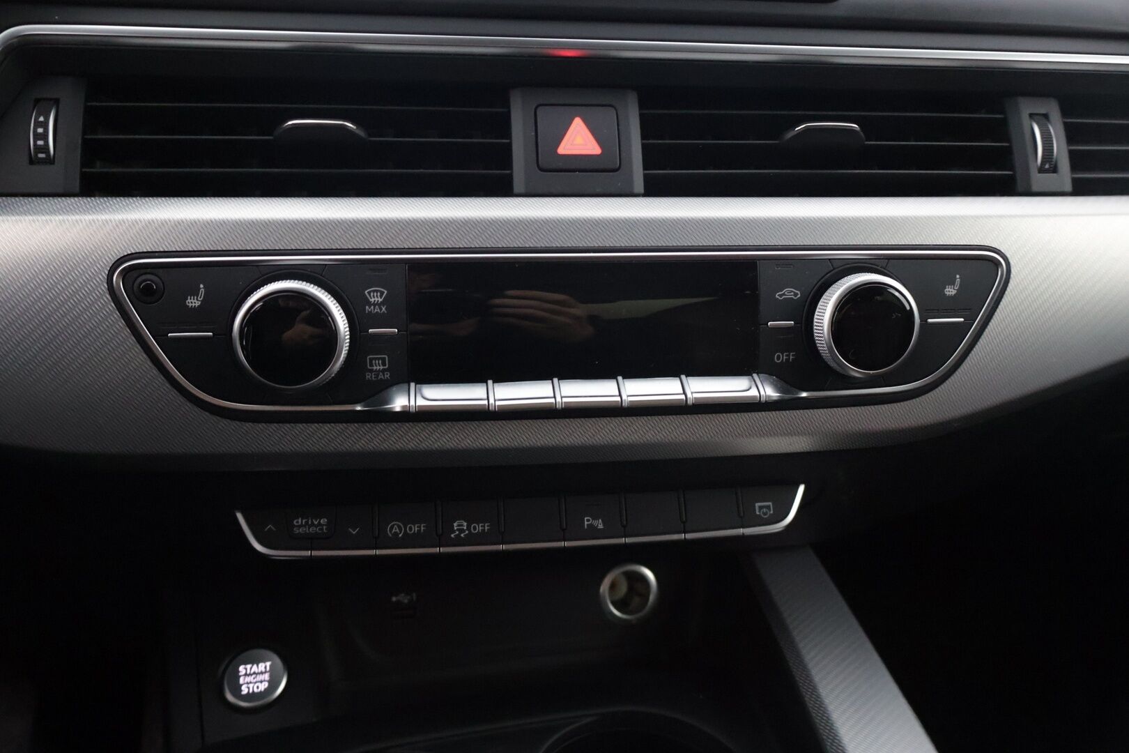 Audi A4 2019 Sedan Business Sport Comfort Edition 40 TDI 140 kW quattro S tronic  * Webasto / Ruskea nahkasisusta / P. Tutkat / Vakionopeudensäädin / LED * - Jakohihna vaihdettu 2/25 / Kahdet renkaat alumiinivanteilla / Suomi-auto 